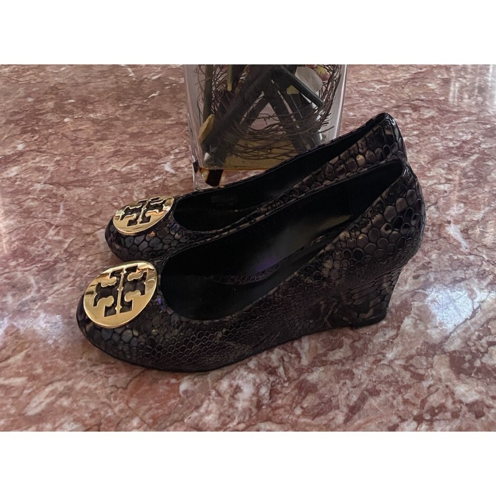 Tory Burch Snakeskin Print Patent Leather Gold Logo Wedge Pump Size 7M EUC! $285 - Picture 5 of 9